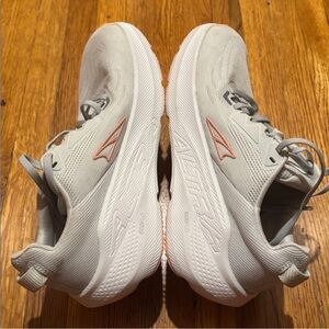 Altra Fwd Via | size 8.5 | Women's Athletic Shoes in Gray and White